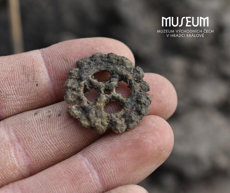 Câţiva muncitori au descoperit monede de aur și alte artefacte rare îngropate de secole sub traseul unei viitoare autostrăzi, în Cehia 1077133