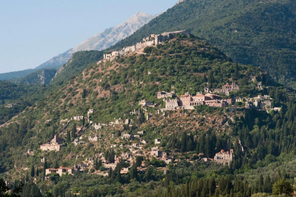 Singurul palat bizantin care a mai rămas în Grecia s-a redeschis după 42 de ani de lucrări de restaurare. Unde este și cum arată 1076956