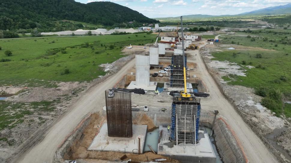 Stadiul lucrărilor pe cele patru loturi ale A13 Sibiu–Făgăraș: Autostrada strategică va scurta cu o oră drumul dintre Sibiu și Brașov  1077074