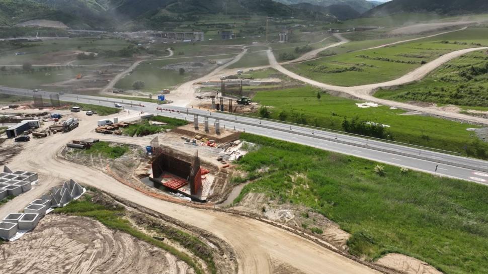 Stadiul lucrărilor pe cele patru loturi ale A13 Sibiu–Făgăraș: Autostrada strategică va scurta cu o oră drumul dintre Sibiu și Brașov  1077075