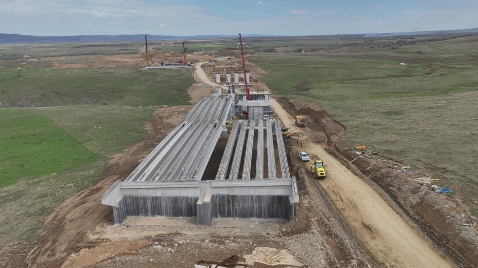 Stadiul lucrărilor pe cele patru loturi ale A13 Sibiu–Făgăraș: Autostrada strategică va scurta cu o oră drumul dintre Sibiu și Brașov  1077077