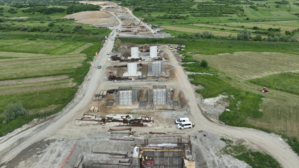 Stadiul lucrărilor pe cele patru loturi ale A13 Sibiu–Făgăraș: Autostrada strategică va scurta cu o oră drumul dintre Sibiu și Brașov  1077081