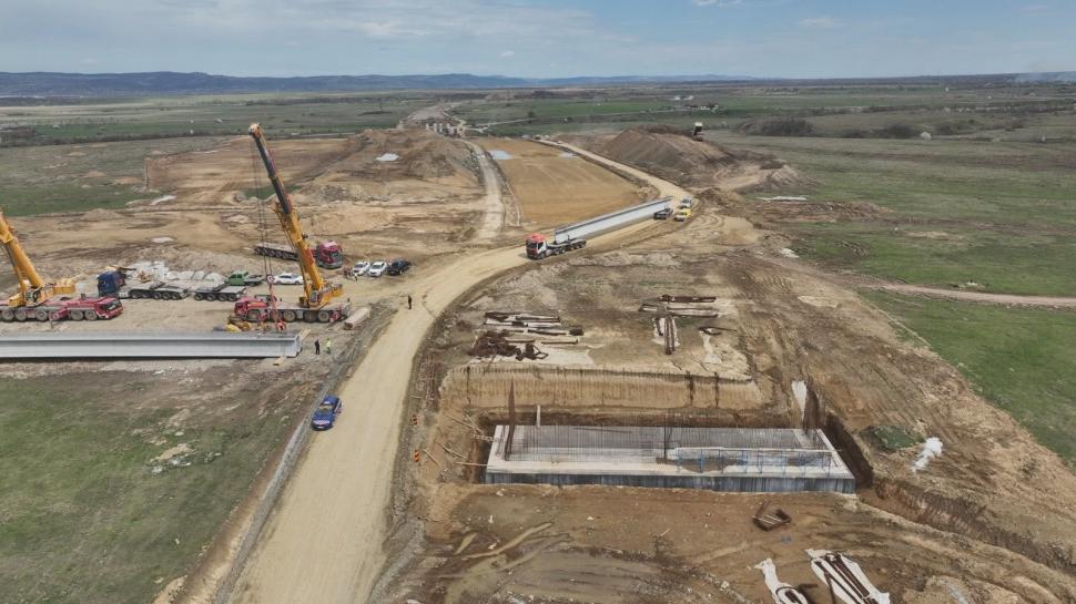 Stadiul lucrărilor pe cele patru loturi ale A13 Sibiu–Făgăraș: Autostrada strategică va scurta cu o oră drumul dintre Sibiu și Brașov  1077082