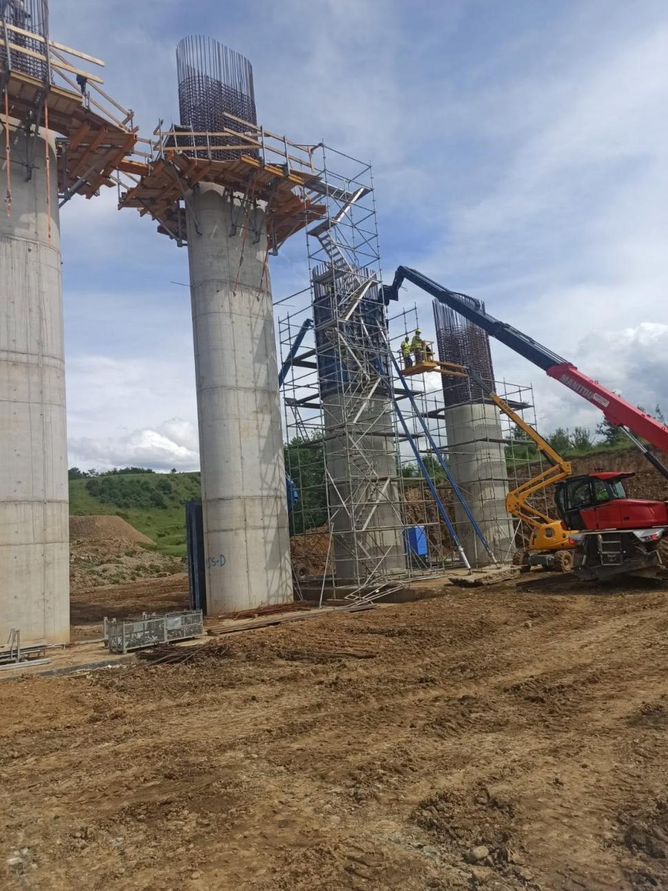 Stadiul lucrărilor pe cele patru loturi ale A13 Sibiu–Făgăraș: Autostrada strategică va scurta cu o oră drumul dintre Sibiu și Brașov  1077083