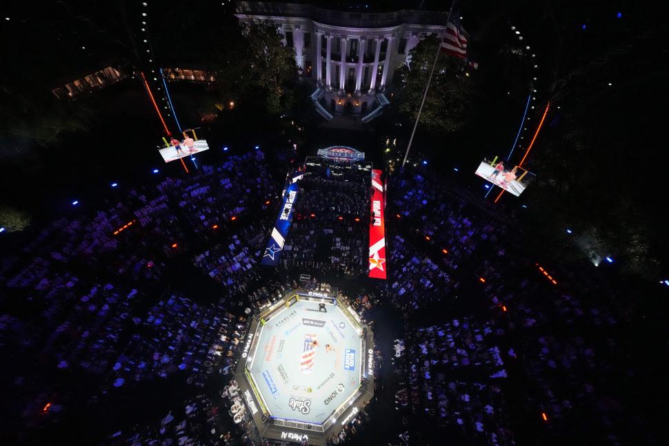 Trump a organizat o gală MMA, cu bătăi în cușcă, pe peluza din fața Casei Albe: „Cel mai mare show de pe planetă” 1076879