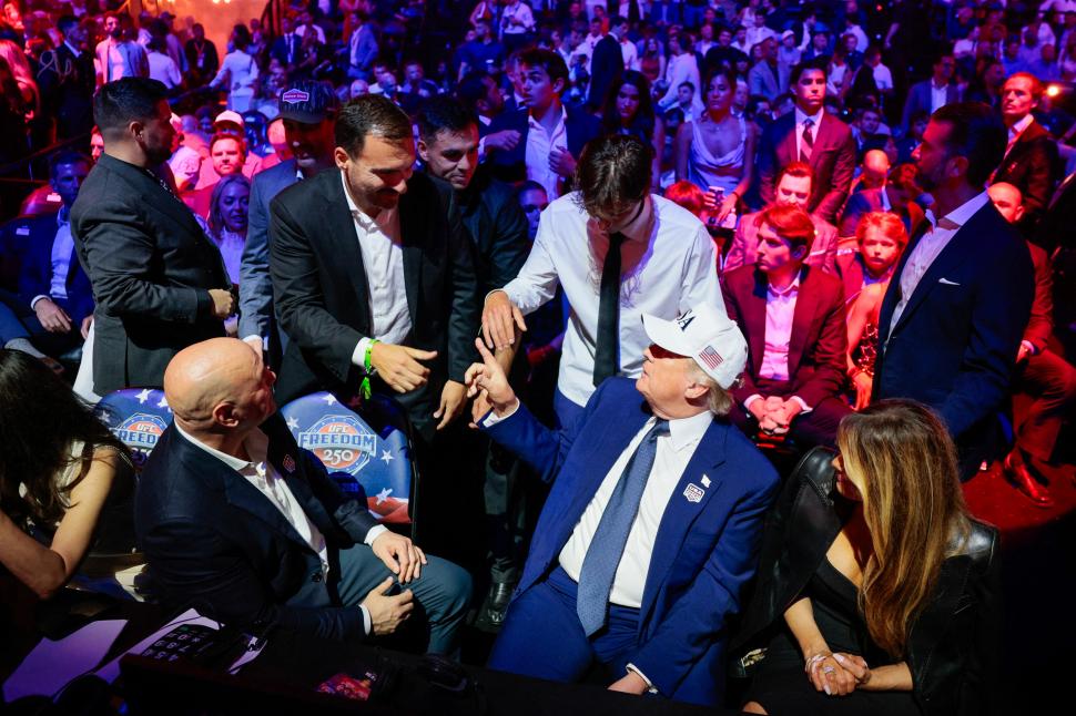 Trump a organizat o gală MMA, cu bătăi în cușcă, pe peluza din fața Casei Albe: „Cel mai mare show de pe planetă” 1076886