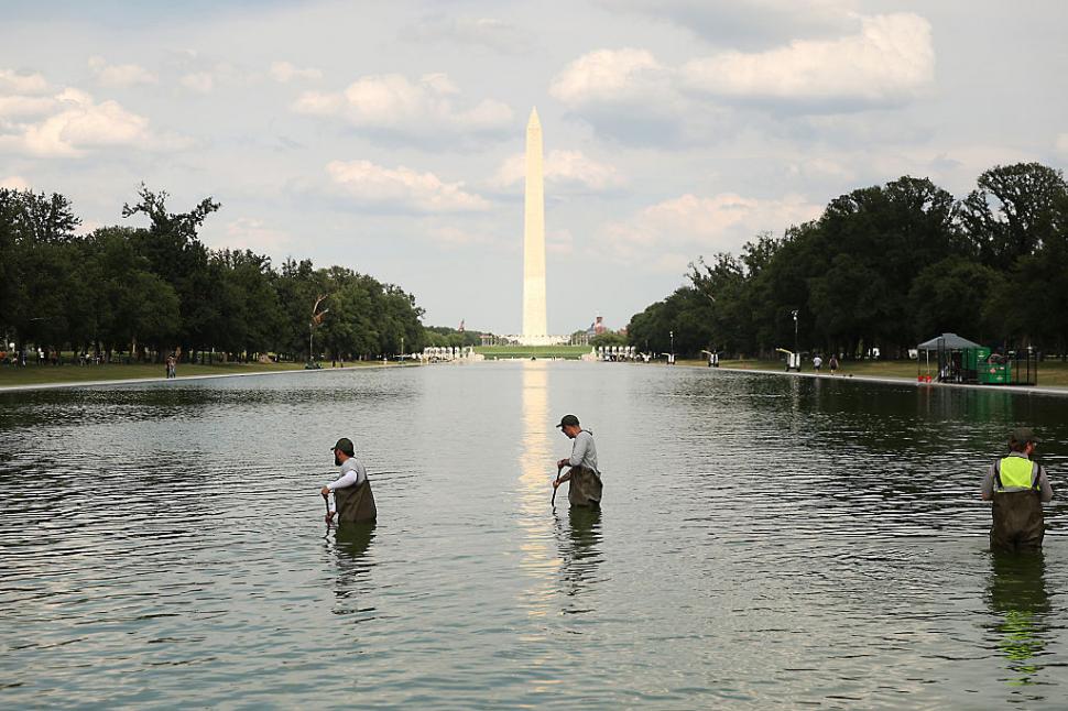 Trump s-a lăudat cu bazinul reflectorizant „albastru ca steagul american”, dar după renovarea de 14.000.000 de dolari s-a făcut verde 1077364