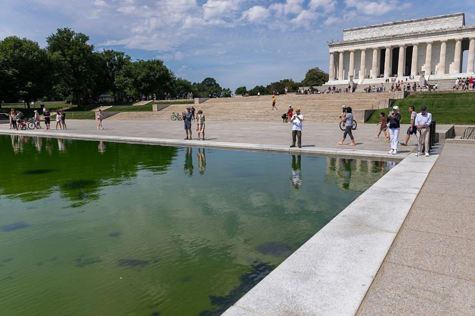 Trump s-a lăudat cu bazinul reflectorizant „albastru ca steagul american”, dar după renovarea de 14.000.000 de dolari s-a făcut verde 1077373