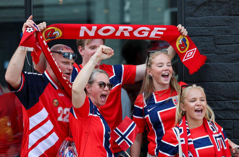 Norvegienii s-ar putea să aibă cei mai tari fani de la Cupa Mondială 2026. Vâslitul viking în sincron în tribune și la metrou 1077535
