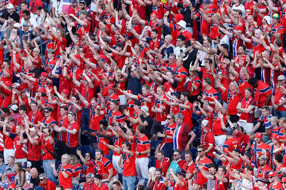 Norvegienii s-ar putea să aibă cei mai tari fani de la Cupa Mondială 2026. Vâslitul viking în sincron în tribune și la metrou 1077538