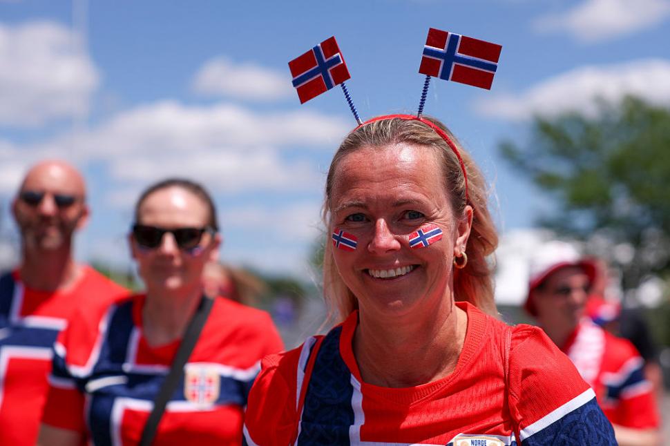 Norvegienii s-ar putea să aibă cei mai tari fani de la Cupa Mondială 2026. Vâslitul viking în sincron în tribune și la metrou 1077539