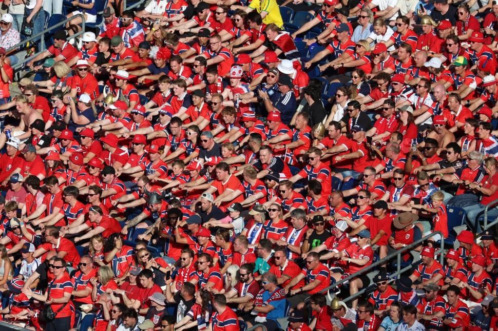 Norvegienii s-ar putea să aibă cei mai tari fani de la Cupa Mondială 2026. Vâslitul viking în sincron în tribune și la metrou 1077540