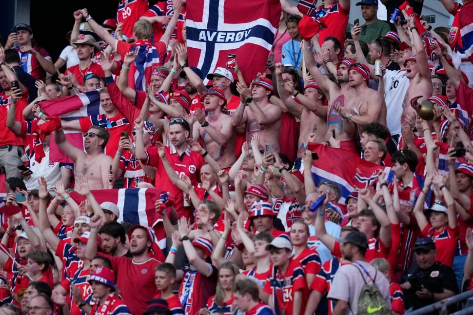 Norvegienii s-ar putea să aibă cei mai tari fani de la Cupa Mondială 2026. Vâslitul viking în sincron în tribune și la metrou 1077543