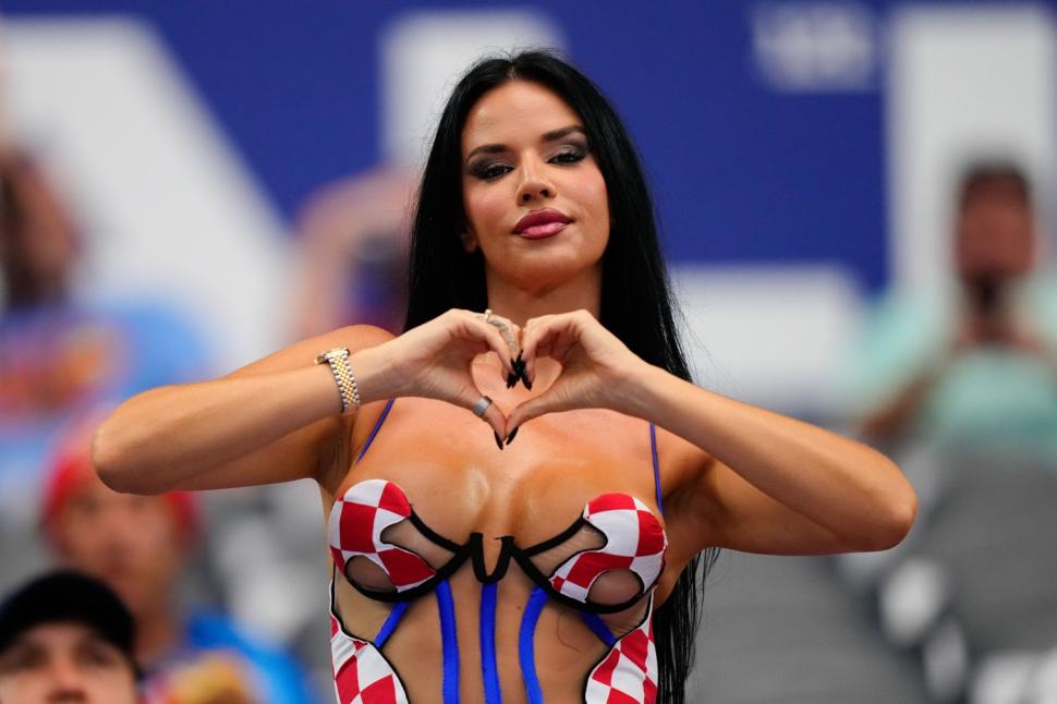 Ivana Knoll a venit și la Cupa Mondială 2026 iar prezența ei a încins atmosfera. Dar, din păcate, asta nu a ajutat echipa Croației 1077768