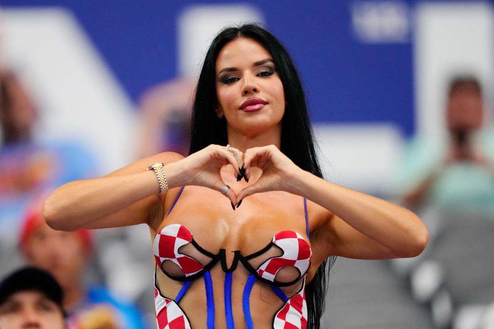 Ivana Knoll a venit și la Cupa Mondială 2026 iar prezența ei a încins atmosfera. Dar, din păcate, asta nu a ajutat echipa Croației 1077770