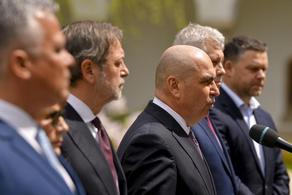bolojan la microfon, înconjurat de liderii partidului