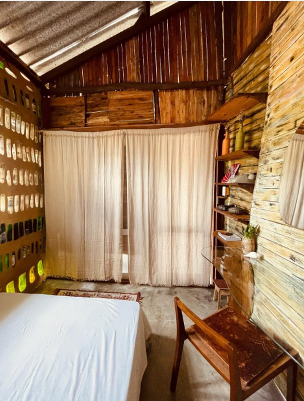 Maria și mama ei și-au construit o casă de 70 mp din 8.000 de sticle găsite pe stradă. Interiorul este spectaculos 1078139