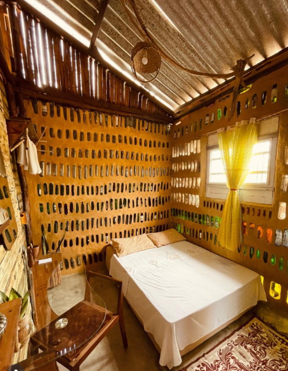 Maria și mama ei și-au construit o casă de 70 mp din 8.000 de sticle găsite pe stradă. Interiorul este spectaculos 1078143