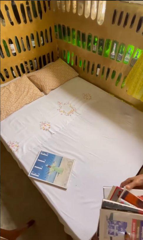 Maria și mama ei și-au construit o casă de 70 mp din 8.000 de sticle găsite pe stradă. Interiorul este spectaculos 1078157