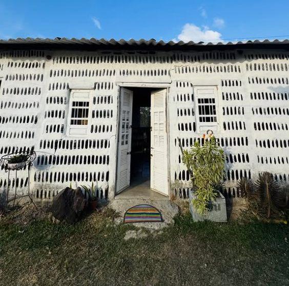 Maria și mama ei și-au construit o casă de 70 mp din 8.000 de sticle găsite pe stradă. Interiorul este spectaculos 1078158