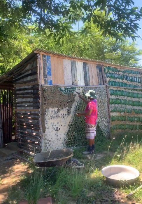 Maria și mama ei și-au construit o casă de 70 mp din 8.000 de sticle găsite pe stradă. Interiorul este spectaculos 1078164