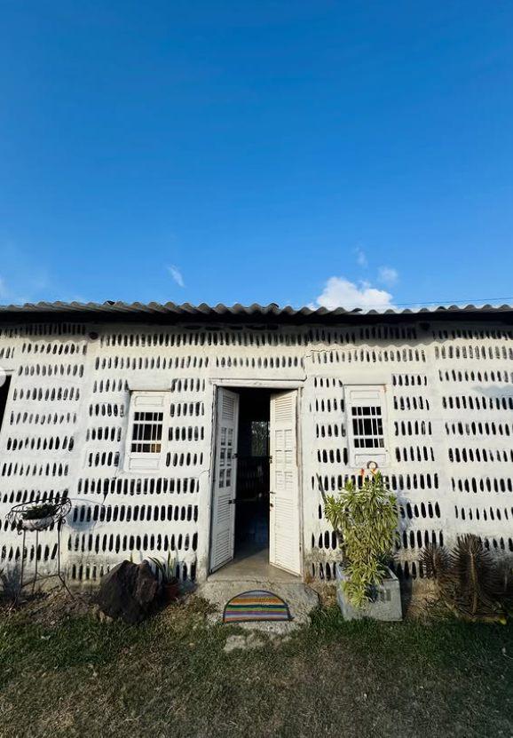 Maria și mama ei și-au construit o casă de 70 mp din 8.000 de sticle găsite pe stradă. Interiorul este spectaculos 1078167