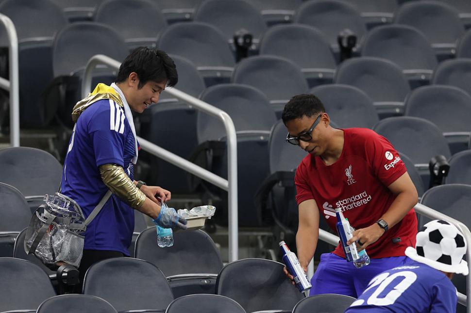 „Vă rugăm să faceți asta și acasă”. Japonezii care au strâns gunoiul din tribune la Cupa Mondială 2026 sunt trolați la ei în țară 1078055