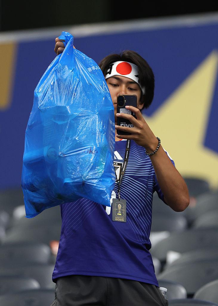 „Vă rugăm să faceți asta și acasă”. Japonezii care au strâns gunoiul din tribune la Cupa Mondială 2026 sunt trolați la ei în țară 1078056