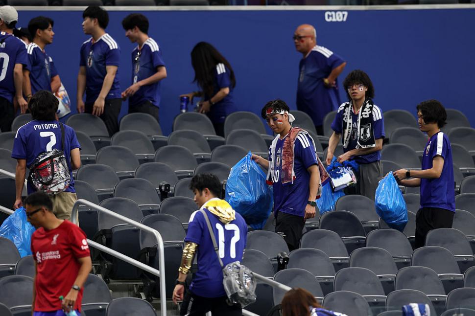 „Vă rugăm să faceți asta și acasă”. Japonezii care au strâns gunoiul din tribune la Cupa Mondială 2026 sunt trolați la ei în țară 1078057
