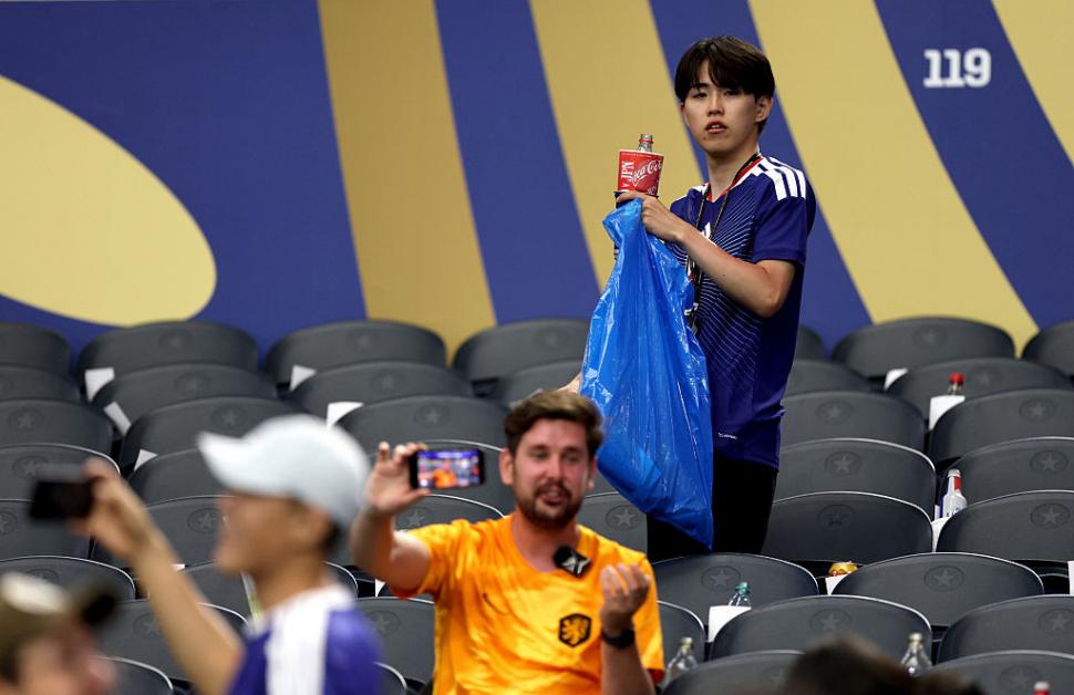 „Vă rugăm să faceți asta și acasă”. Japonezii care au strâns gunoiul din tribune la Cupa Mondială 2026 sunt trolați la ei în țară 1078060