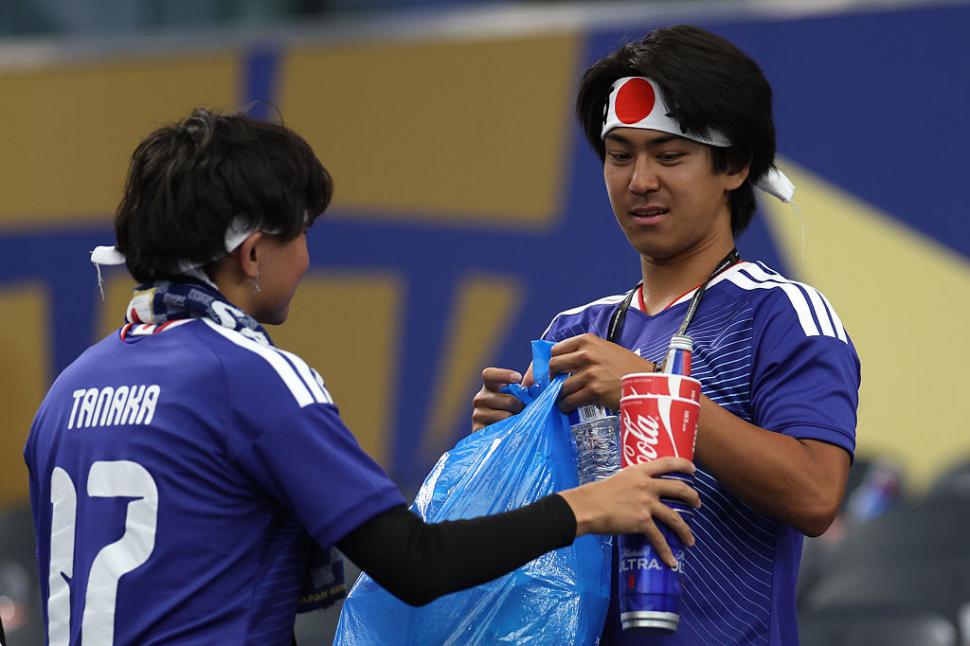 „Vă rugăm să faceți asta și acasă”. Japonezii care au strâns gunoiul din tribune la Cupa Mondială 2026 sunt trolați la ei în țară 1078061