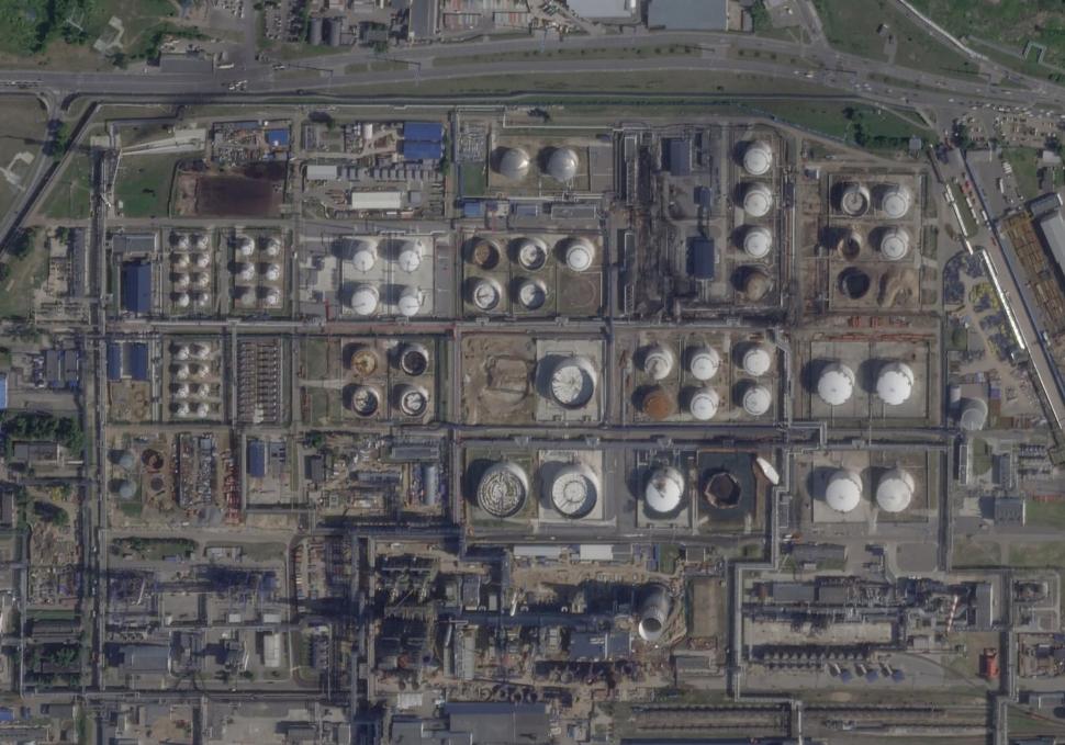 Cum arată rafinăria din Moscova bombardată intens de dronele ucrainene. Procesarea petrolului a fost oprită din cauza avariilor 1078326