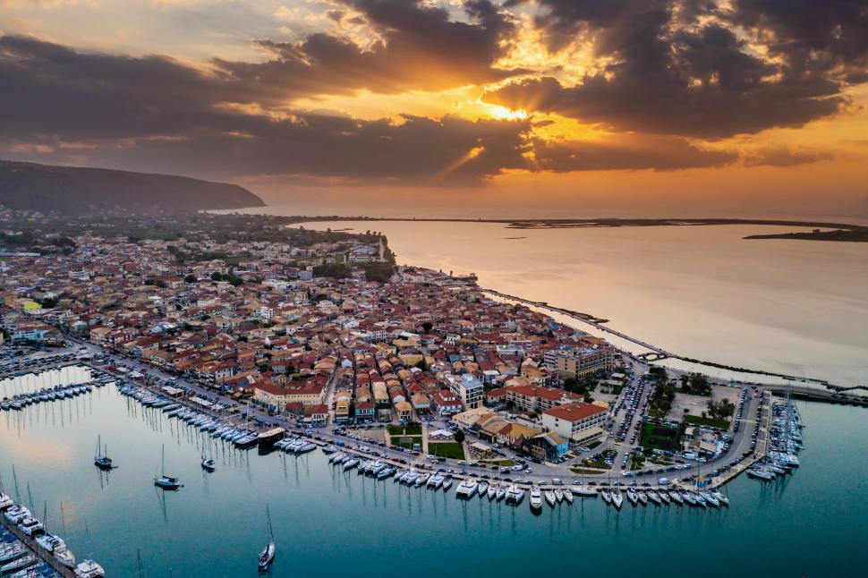 Vacanțele în Grecia au ajuns mai scumpe decât cele în Spania și Portugalia. Cât a ajuns să cheltuiască zilnic un turist 1078021