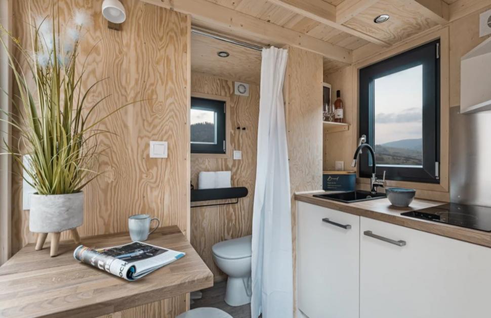 Cum arată casa de doar 10 metri pătraţi care are bucătărie, baie şi dormitor. Se vinde cu 27.000 de euro 1078668