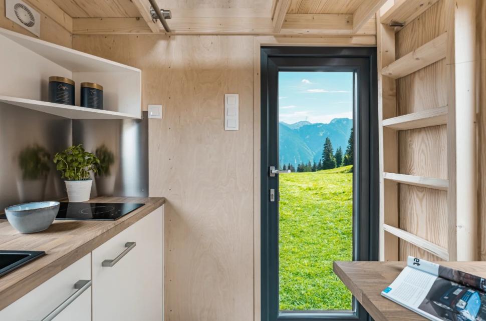 Cum arată casa de doar 10 metri pătraţi care are bucătărie, baie şi dormitor. Se vinde cu 27.000 de euro 1078670