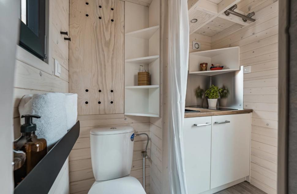 Cum arată casa de doar 10 metri pătraţi care are bucătărie, baie şi dormitor. Se vinde cu 27.000 de euro 1078672