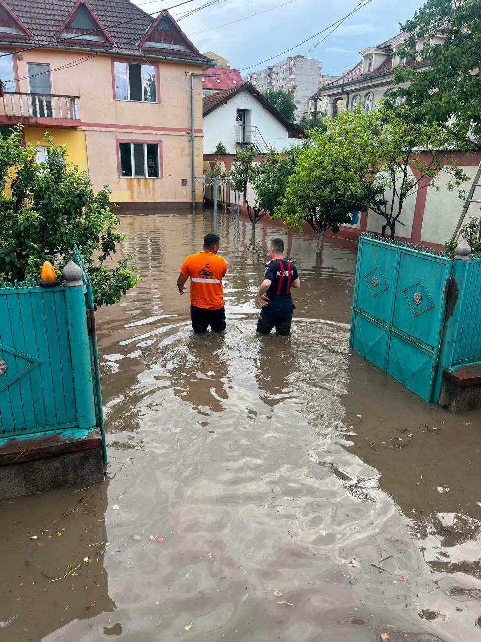 Furtună apocaliptică la Sibiu. Un spital şi o biserică au fost inundate, la fel şi sedii de Poliţie. A fost dezastru şi în alte judeţe 1078756