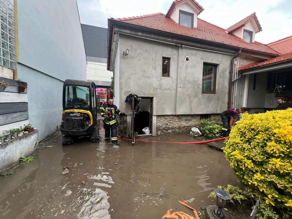 Furtună apocaliptică la Sibiu. Un spital şi o biserică au fost inundate, la fel şi sedii de Poliţie. A fost dezastru şi în alte judeţe 1078757