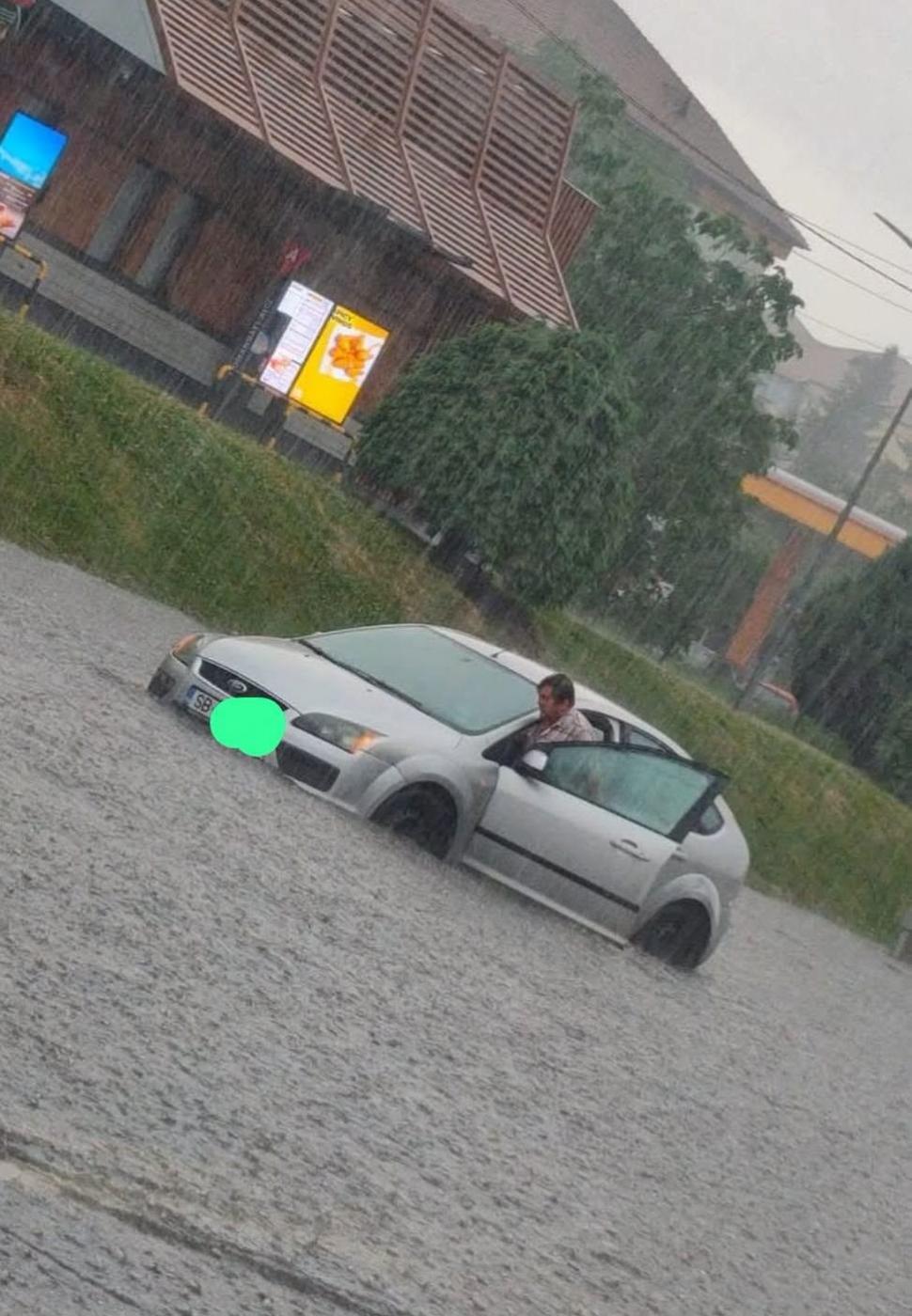 Furtună apocaliptică la Sibiu. Un spital şi o biserică au fost inundate, la fel şi sedii de Poliţie. A fost dezastru şi în alte judeţe 1078758
