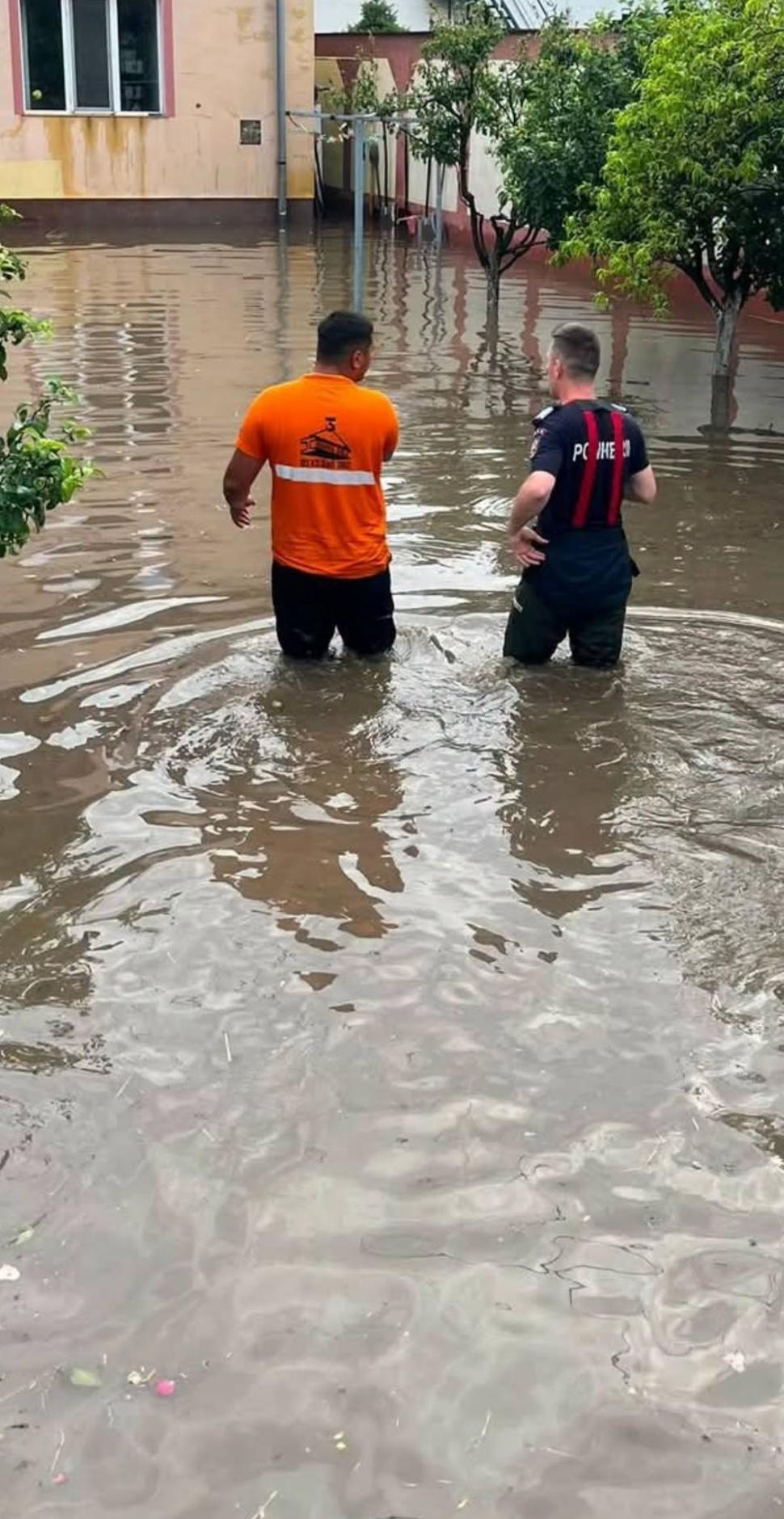 Furtună apocaliptică la Sibiu. Un spital şi o biserică au fost inundate, la fel şi sedii de Poliţie. A fost dezastru şi în alte judeţe 1078760