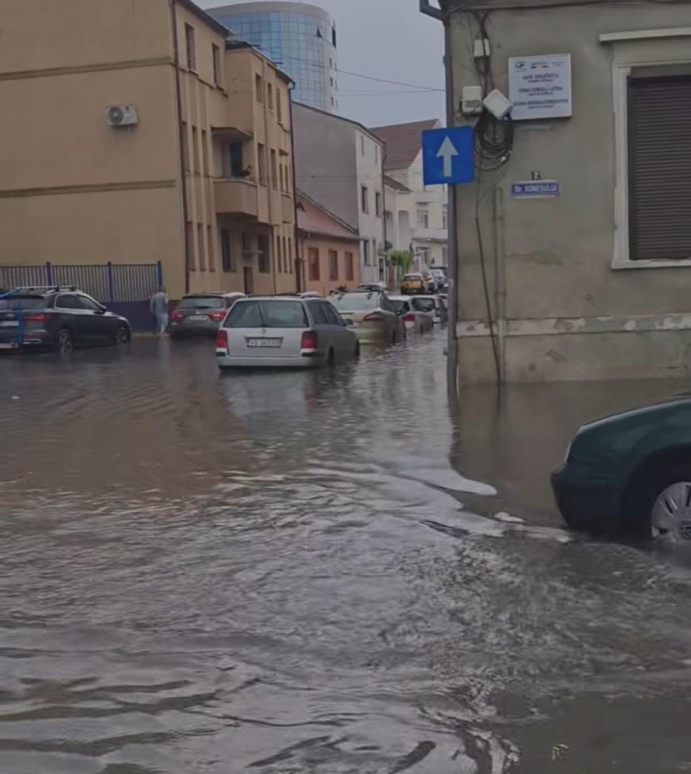 Furtună apocaliptică la Sibiu. Un spital şi o biserică au fost inundate, la fel şi sedii de Poliţie. A fost dezastru şi în alte judeţe 1078762