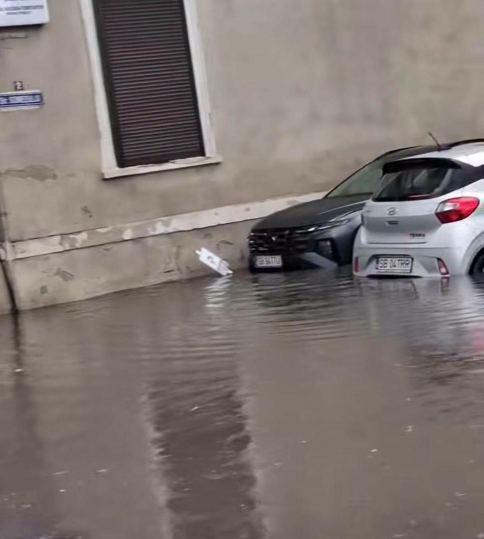 Furtună apocaliptică la Sibiu. Un spital şi o biserică au fost inundate, la fel şi sedii de Poliţie. A fost dezastru şi în alte judeţe 1078763