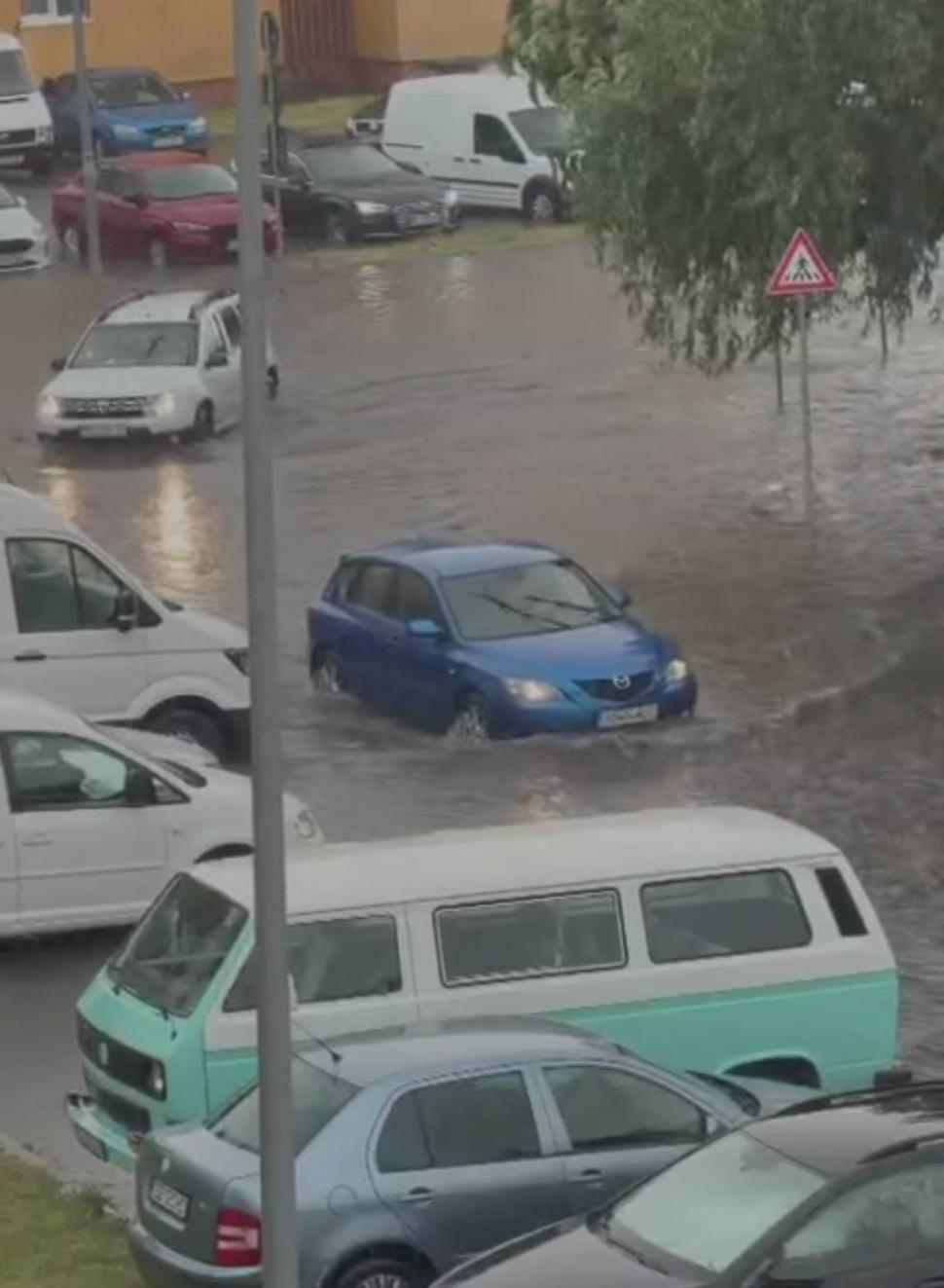Furtună apocaliptică la Sibiu. Un spital şi o biserică au fost inundate, la fel şi sedii de Poliţie. A fost dezastru şi în alte judeţe 1078764