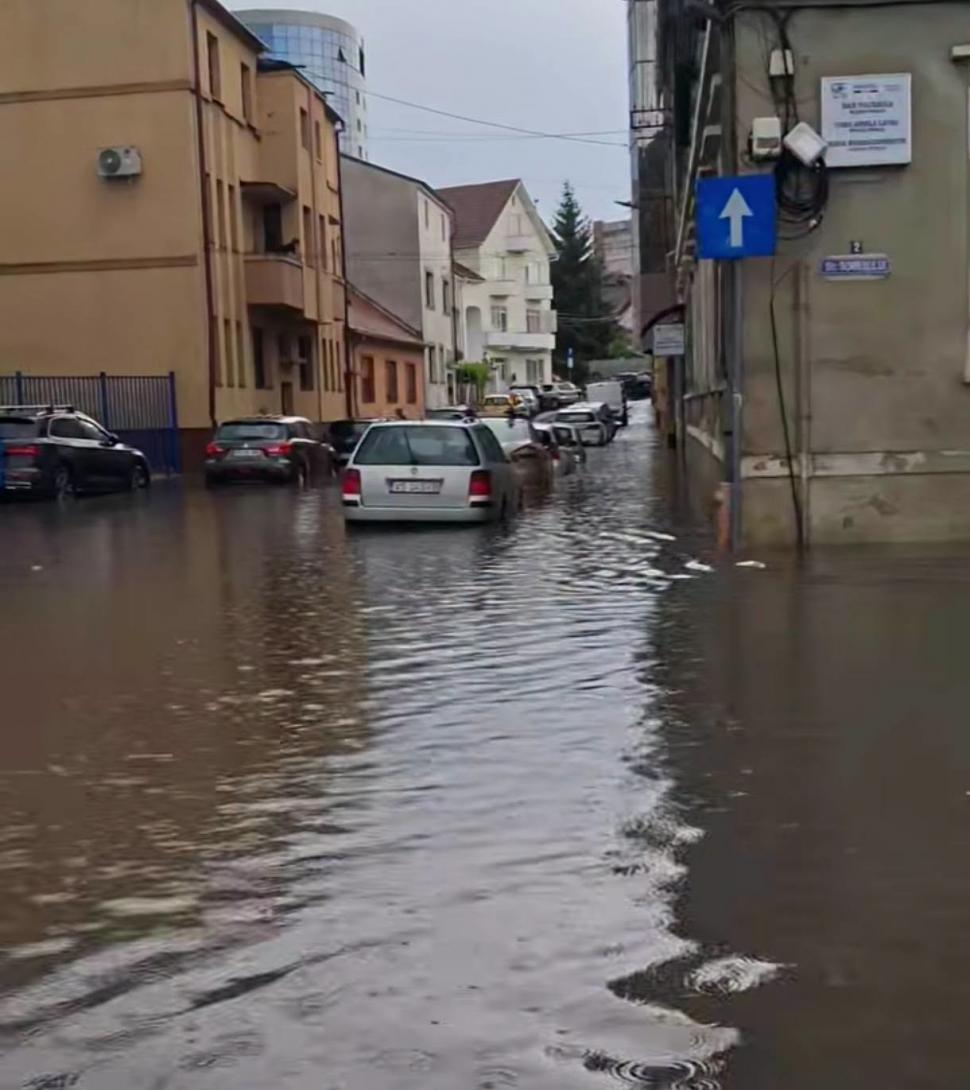 Furtună apocaliptică la Sibiu. Un spital şi o biserică au fost inundate, la fel şi sedii de Poliţie. A fost dezastru şi în alte judeţe 1078765