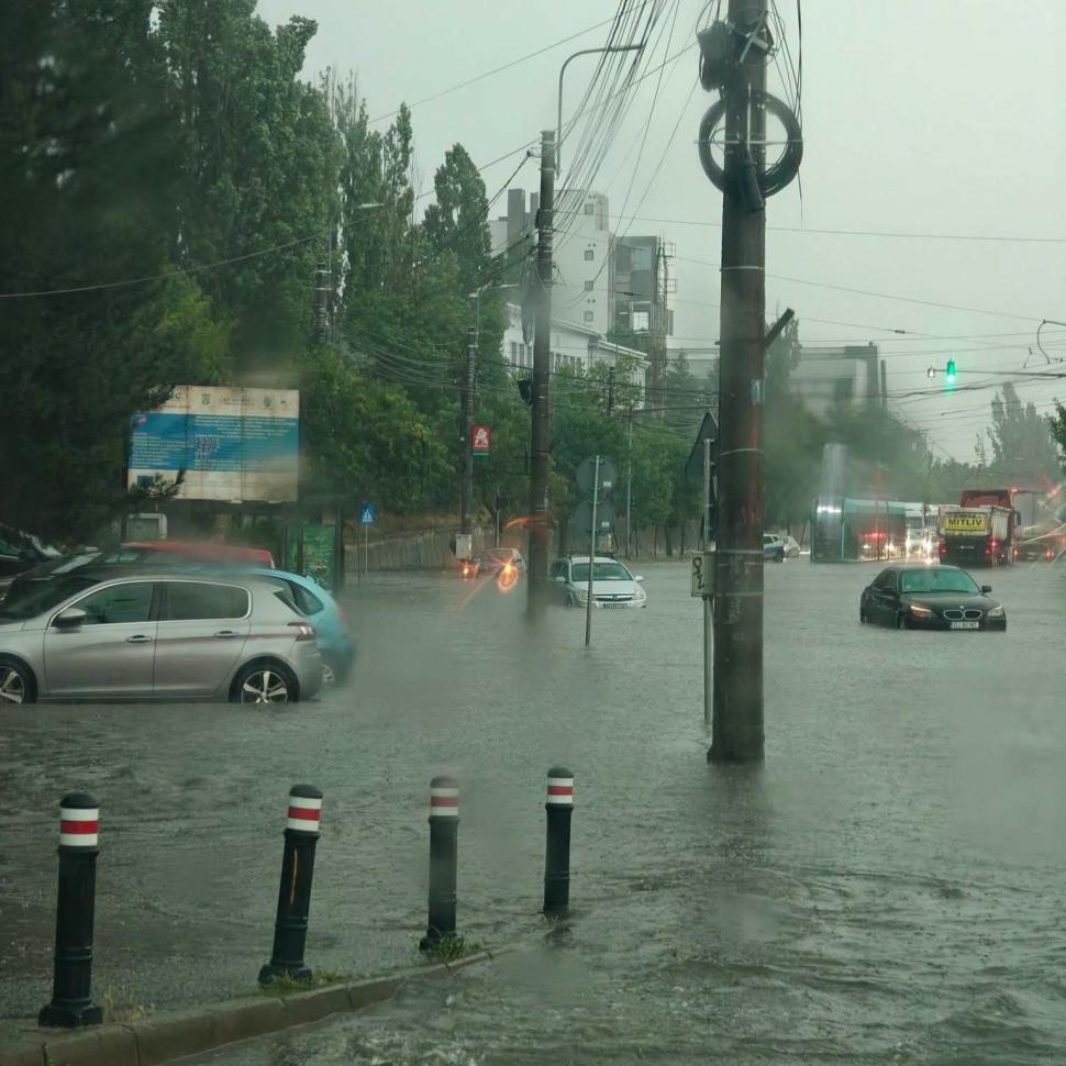 Furtună apocaliptică la Sibiu. Un spital şi o biserică au fost inundate, la fel şi sedii de Poliţie. A fost dezastru şi în alte judeţe 1078770