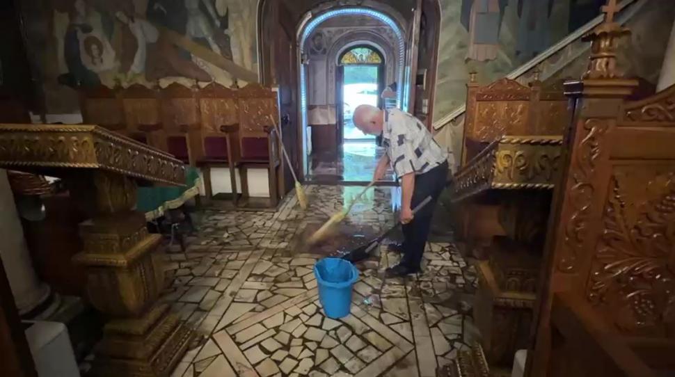 Furtună apocaliptică la Sibiu. Un spital şi o biserică au fost inundate, la fel şi sedii de Poliţie. A fost dezastru şi în alte judeţe 1078788