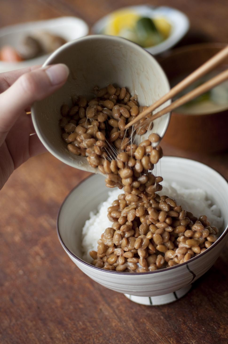  O mâncare japoneză considerată „superaliment” dezgustă şi seduce în acelaşi timp lumea: Exporturile s-au triplat. Cum se prepară natto 1078590