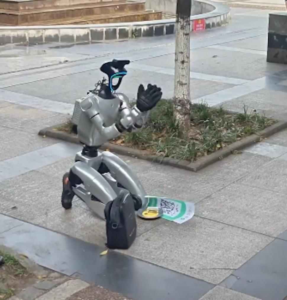 Un robot umanoid a ieșit la cerșit pe o stradă din China. Spunea că „nu are bani să se reîncarce” 1078560