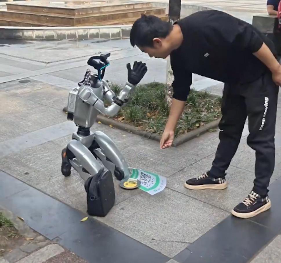 Un robot umanoid a ieșit la cerșit pe o stradă din China. Spunea că „nu are bani să se reîncarce” 1078561