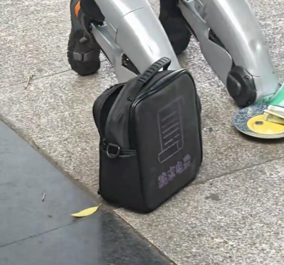 Un robot umanoid a ieșit la cerșit pe o stradă din China. Spunea că „nu are bani să se reîncarce” 1078562
